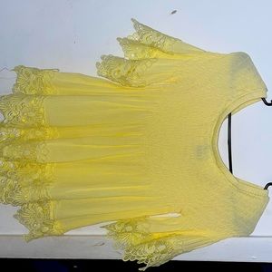 Off-shoulders yellow lacey blouse